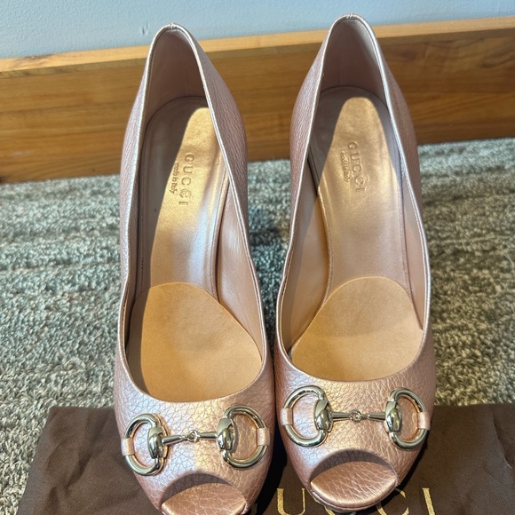 Gucci Pink Metallic Leather Horsebit Peep Toe
Platform Pumps Size 36.5 - Picture 2 of 8